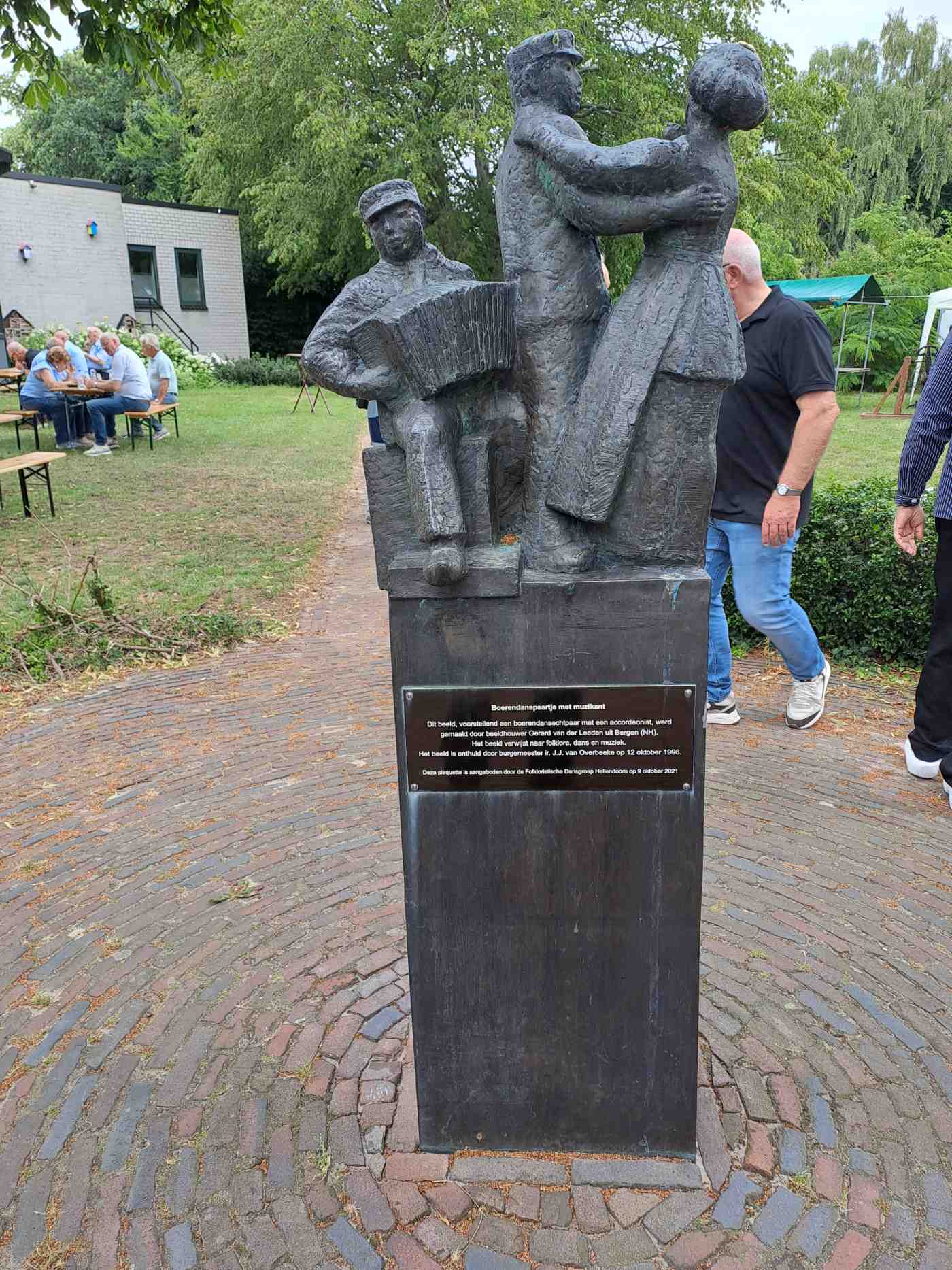 Bauerntanzpaar mit Musiker